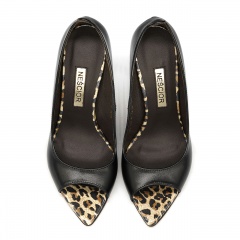 Czarne szpilki peep toe z panterą 121K