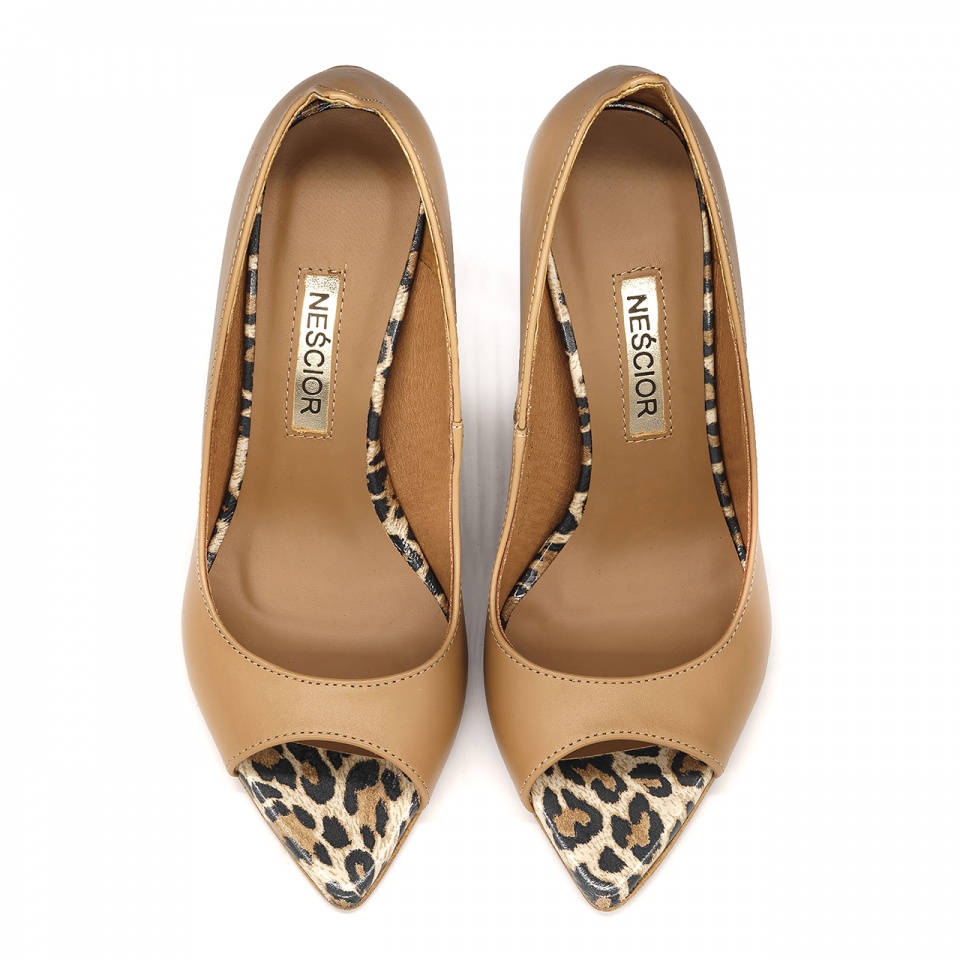 Karmelowe szpilki peep toe z panterą 121K
