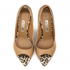Karmelowe szpilki peep toe z panterą 121K