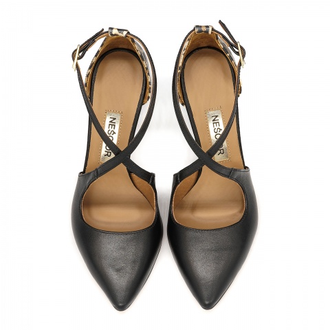 Czarne skórzane szpilki z paskami i panterą 107E