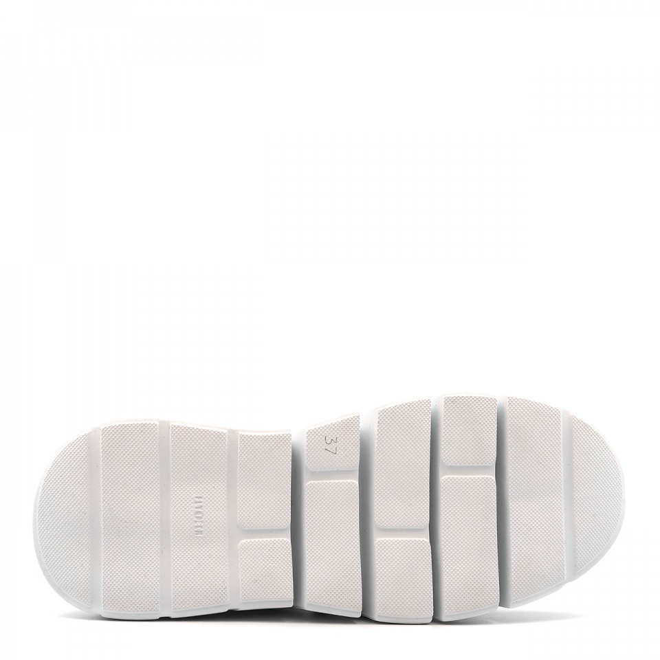 Białe wsuwane sneakersy 295C
