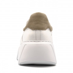 Biało-beżowe wsuwane sneakersy 295C