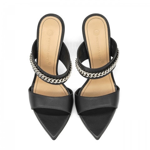 Czarne klapki z łańcuszkiem 5AD001810121L