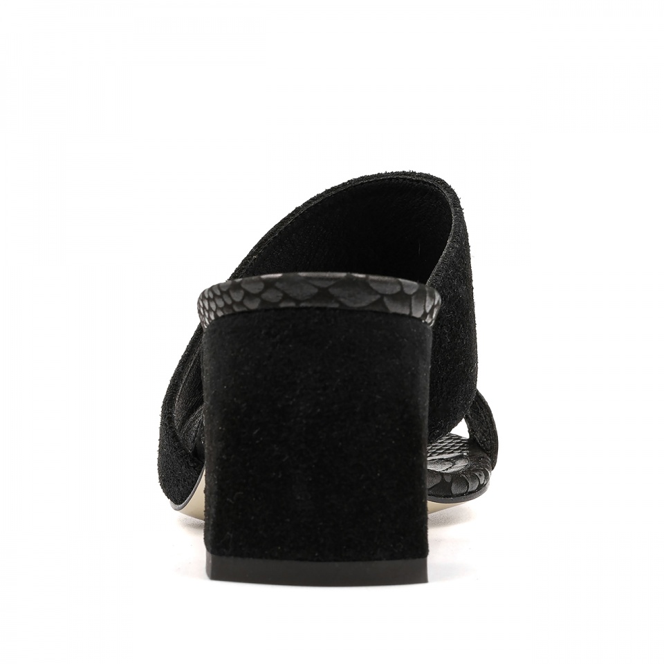 Czarne zamszowe klapki 5AD02692920L