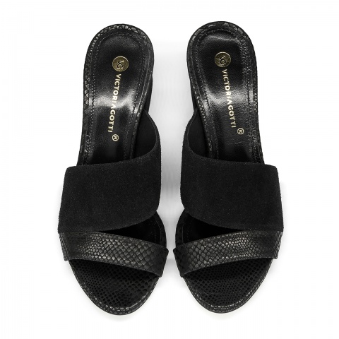 Czarne zamszowe klapki 5AD02692920L