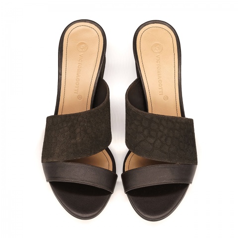 Brązowe zamszowe klapki 5AD02692920L