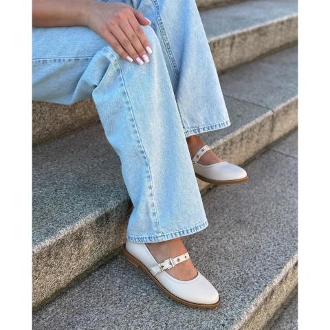 Beżowe skórzane półbuty z paskiem 207Z