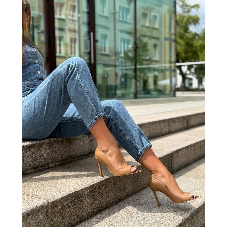 Karmelowe szpilki peep toe z panterą 121K