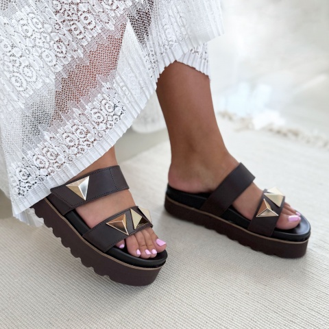 Ciemnobrązowe klapki z ćwiekami 216Y