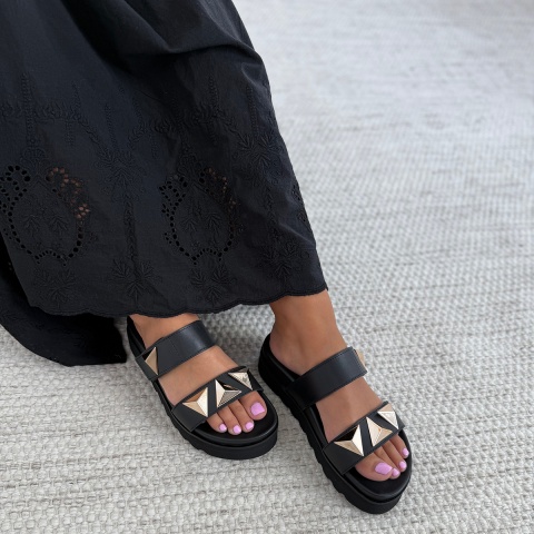 Czarne klapki z ćwiekami 216Y