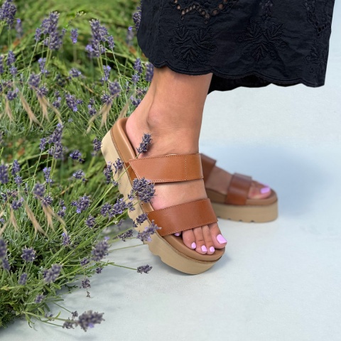 Koniakowe klapki na grubym spodzie 216W