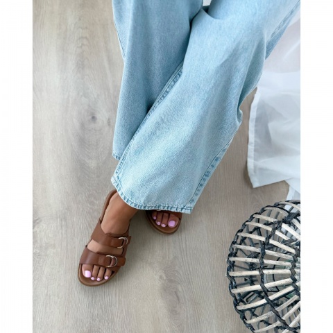 Koniakowe skórzane klapki z klamrami 216Z