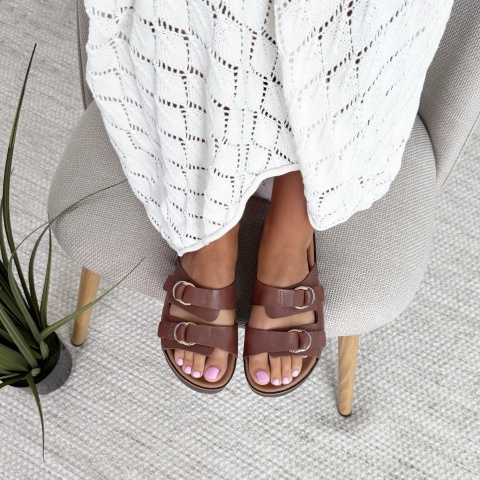 Brązowe skórzane klapki z klamrami 216Z