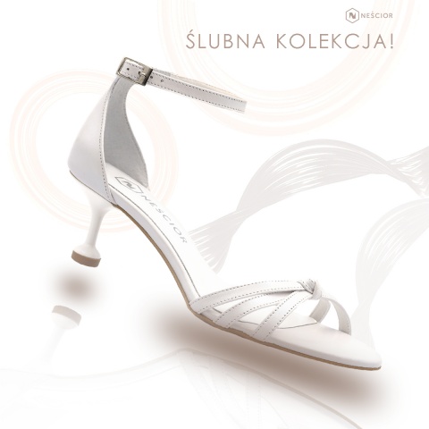 Perłowo-białe sandały z szerokim flekiem 23F