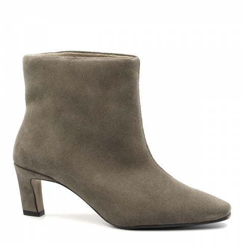 Kawowe welurowe botki na niskiej kaczuszce 282B