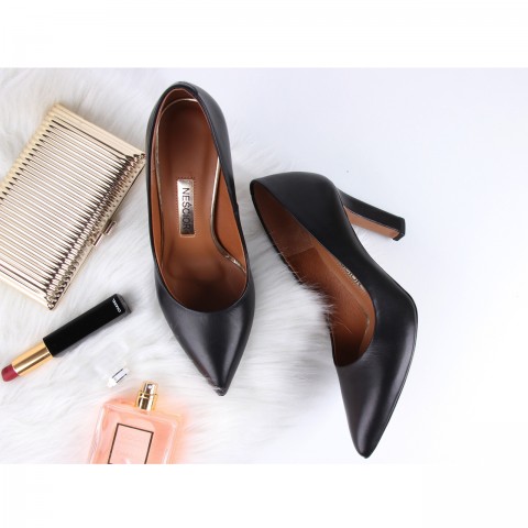 Czarne skórzane czółenka na słupku 111C