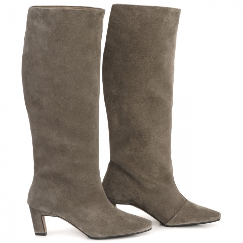 Kawowe welurowe kozaki na niskim obcasie 282K