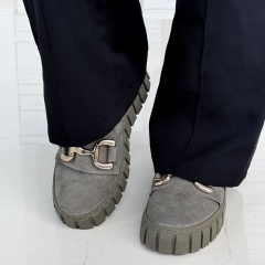 Kawowe wsuwane półbuty w sportowym stylu 237F