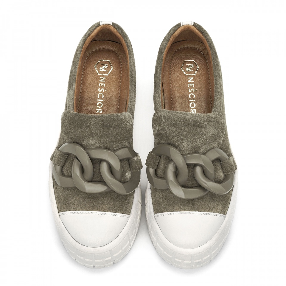 Kawowe wsuwane mokasyny na sportowej podeszwie 243F