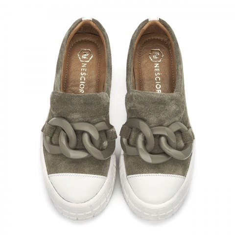 Kawowe wsuwane mokasyny na sportowej podeszwie 243F