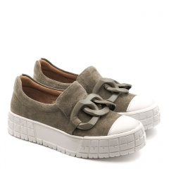 Kawowe sneakersy z łańcuchem 243F