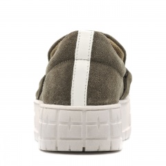 Kawowe sneakersy z łańcuchem 243F