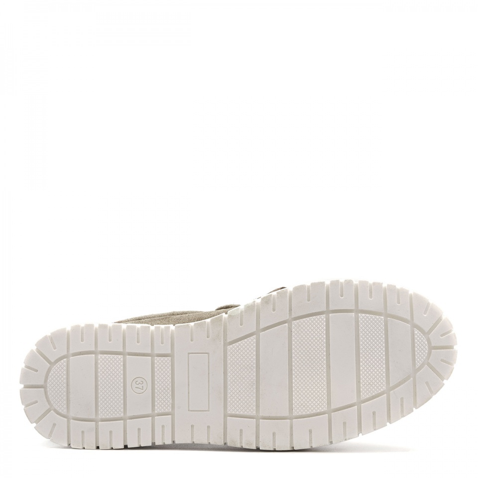 Kawowe sneakersy z łańcuchem 243F