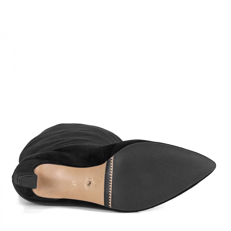 Czarne welurowe kozaki na niskim obcasie 210K