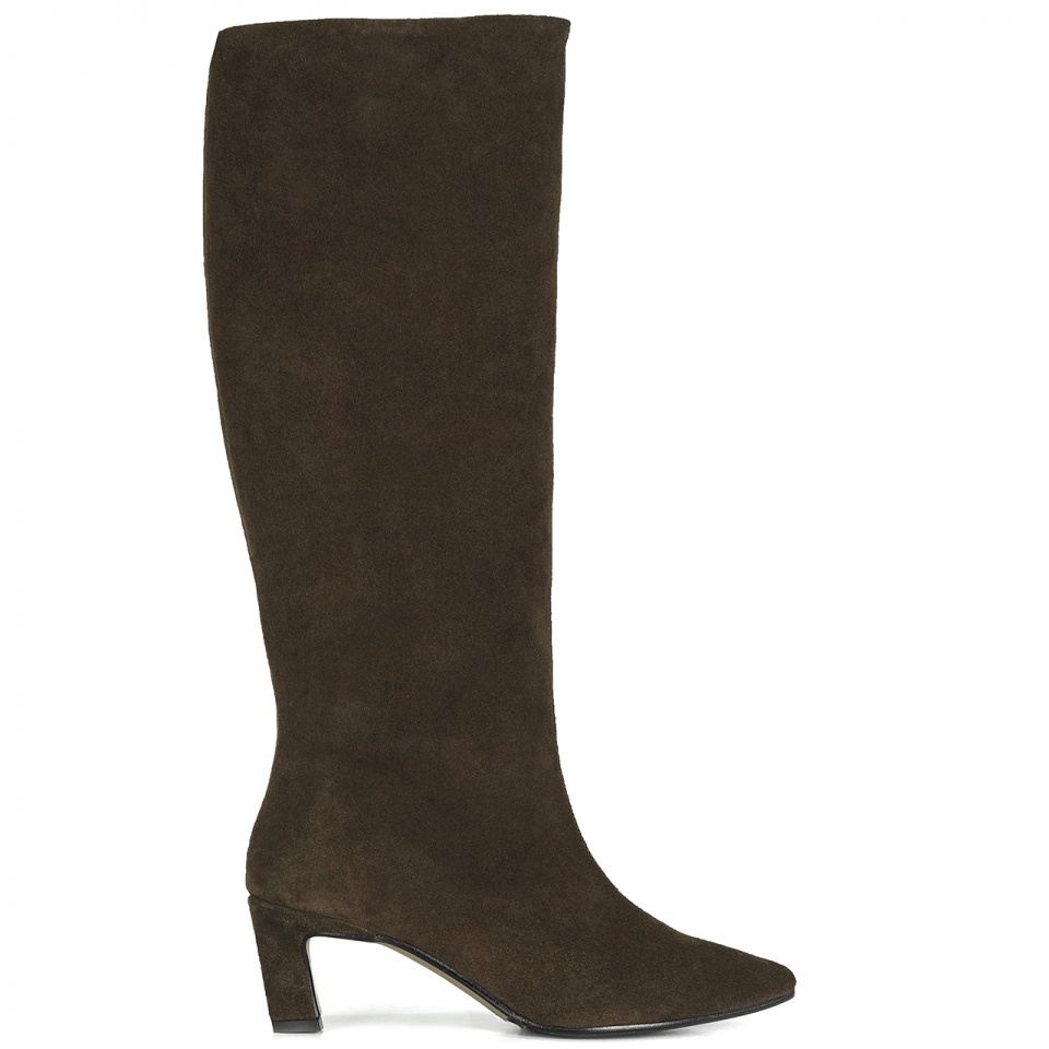 Czekoladowe welurowe kozaki na niskim obcasie 210K