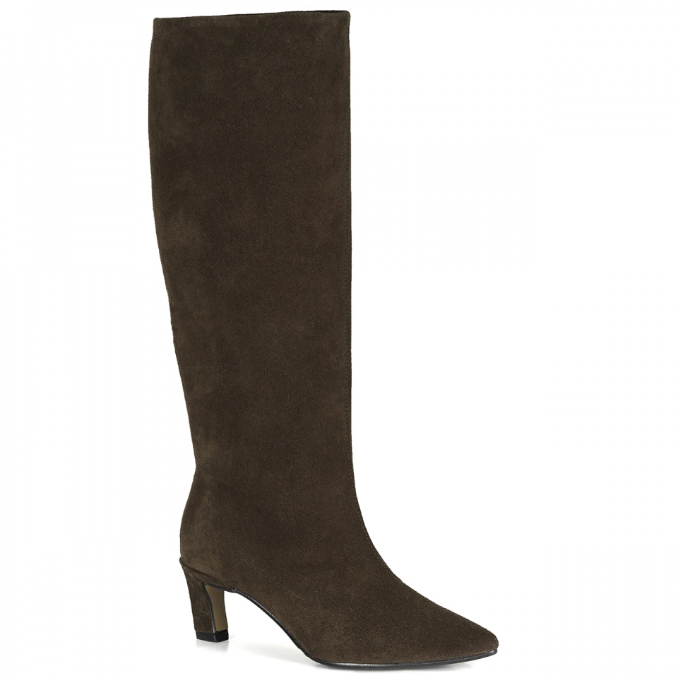 Czekoladowe welurowe kozaki na niskim obcasie 210K