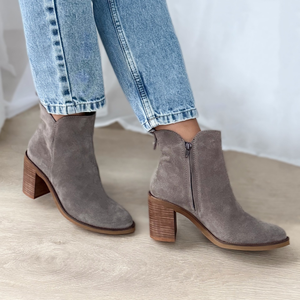 Kawowe welurowe botki na szerokim obcasie 296B