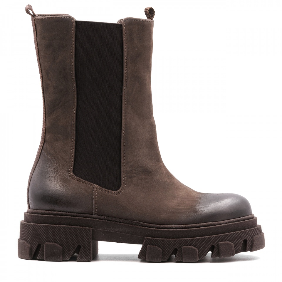 Brązowe nubukowe botki na grubej podeszwie 241S