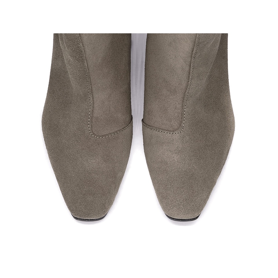 Kawowe welurowe kozaki na niskim obcasie 282K