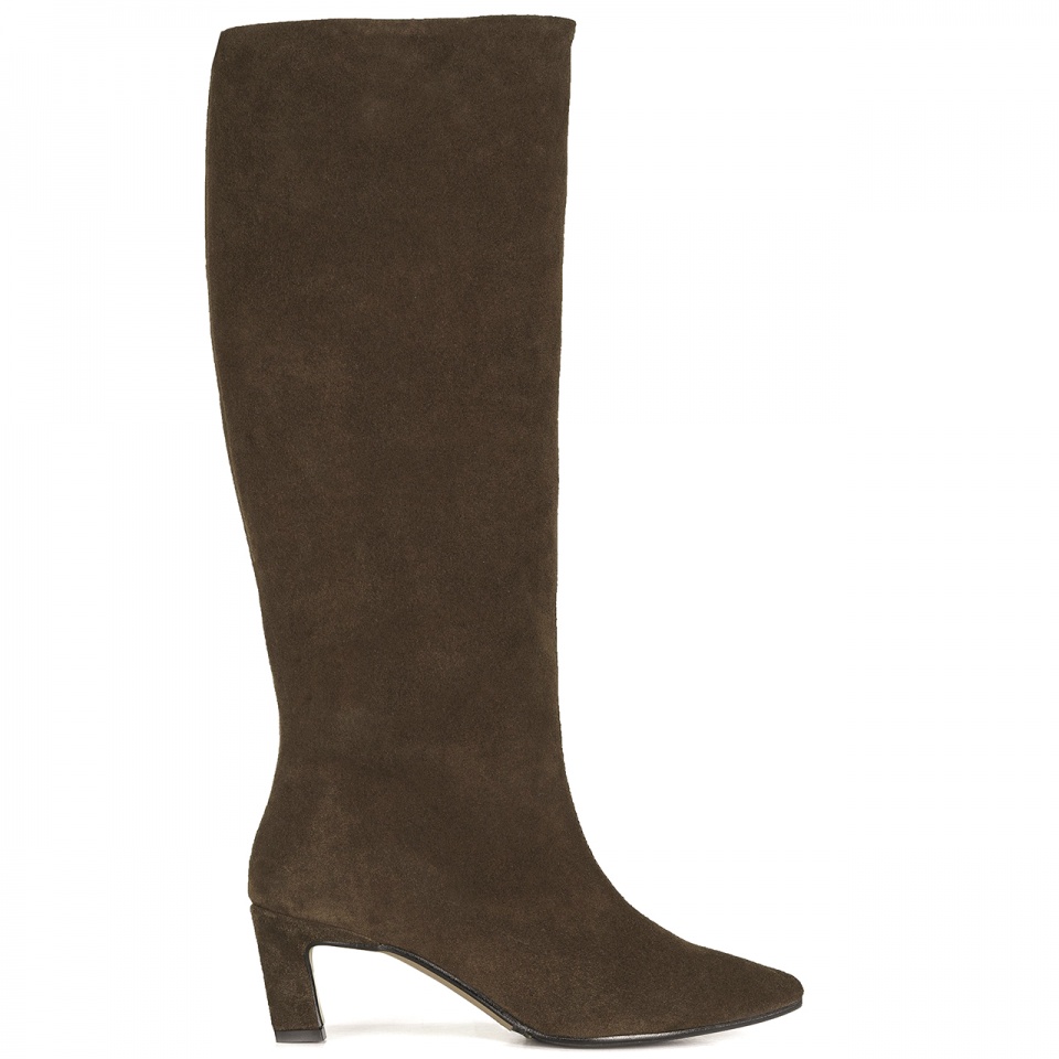 Czekoladowe welurowe kozaki na niskim obcasie 210K