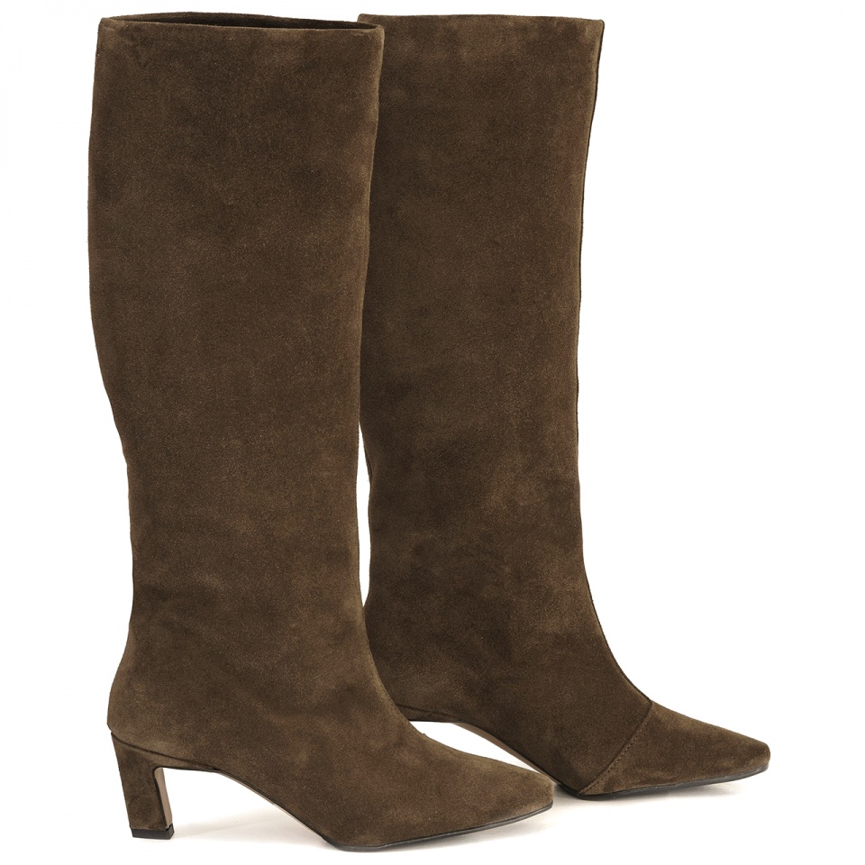 Czekoladowe welurowe na niskim obcasie 282K