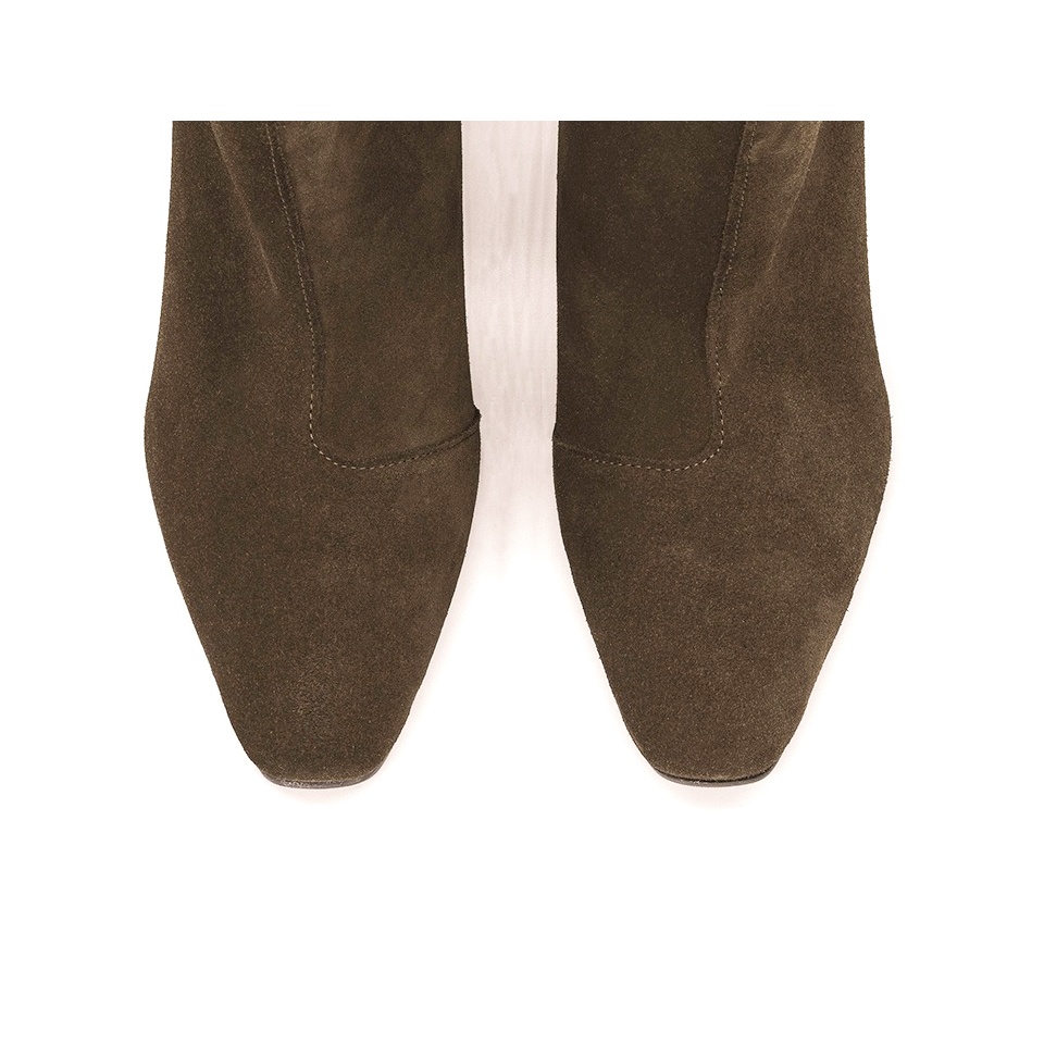 Czekoladowe welurowe na niskim obcasie 282K