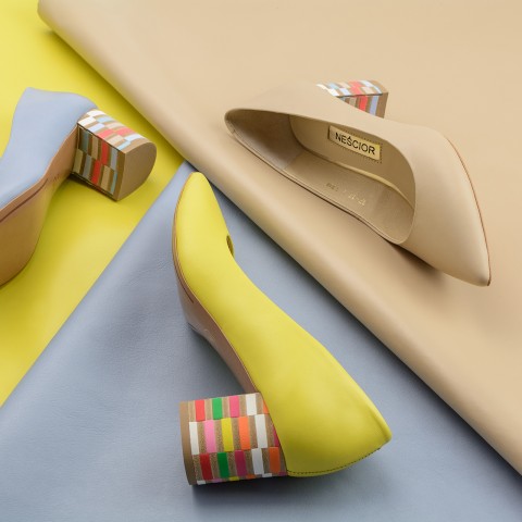 Żółte skórzane czółenka na niskim słupku 110A