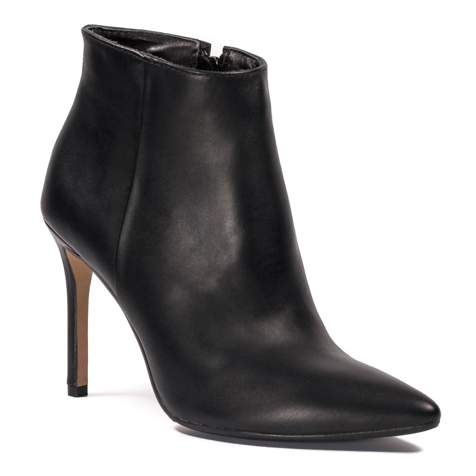 Czarne skórzane botki na szpilce