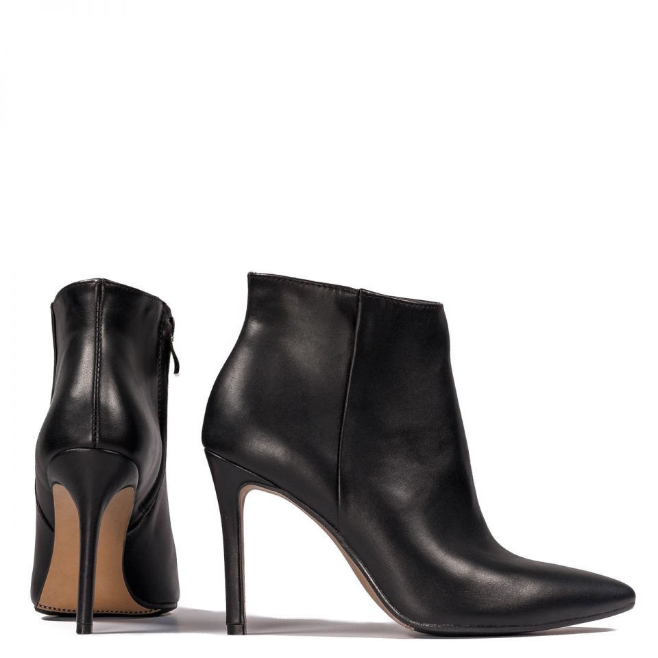 Czarne skórzane botki na szpilce