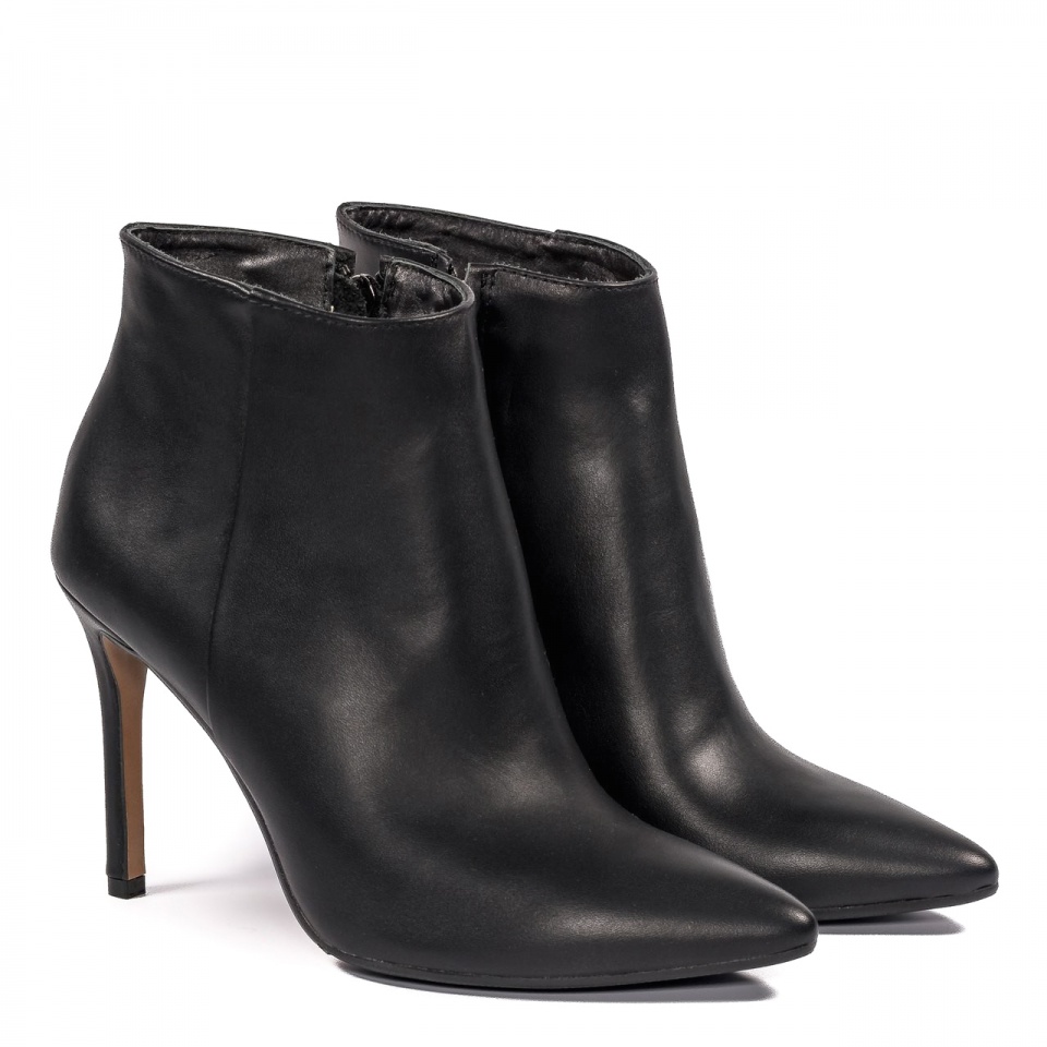 Czarne skórzane botki na szpilce