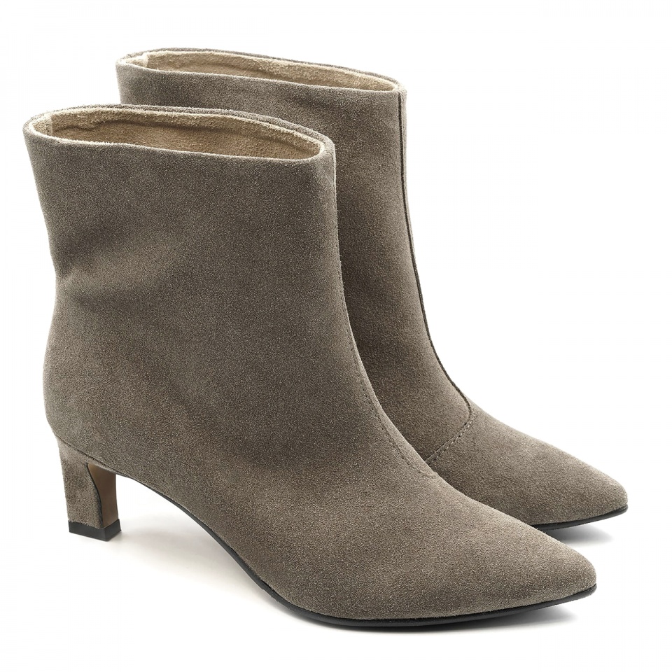 Kawowe welurowe botki na niskim obcasie 210F