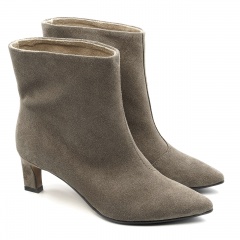 Kawowe welurowe botki na niskim obcasie 210F