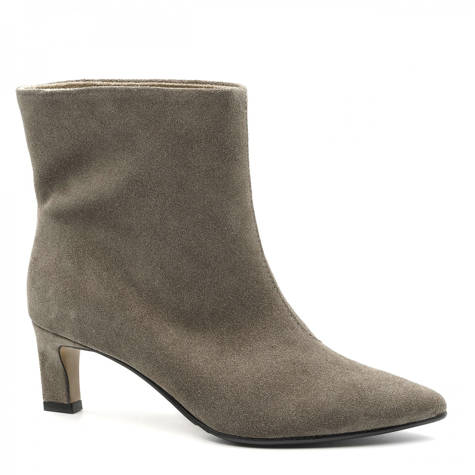 Kawowe welurowe botki na niskim obcasie 210F