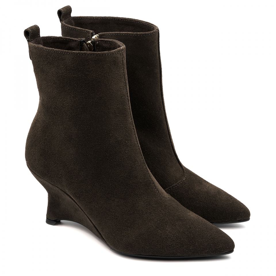 Brązowe welurowe botki na koturnie z zamkiem 303G