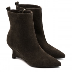 Brązowe welurowe botki na koturnie z zamkiem 303G