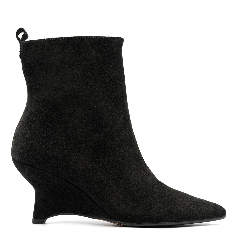 Czarne welurowe botki na koturnie z zamkiem 303G