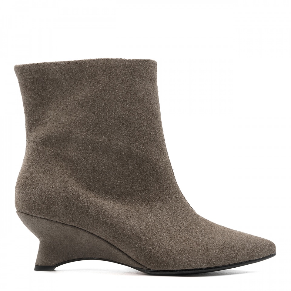 Kawowe welurowe botki na niskiej koturnie 210B