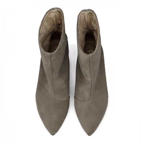 Kawowe welurowe botki na niskiej koturnie 210B