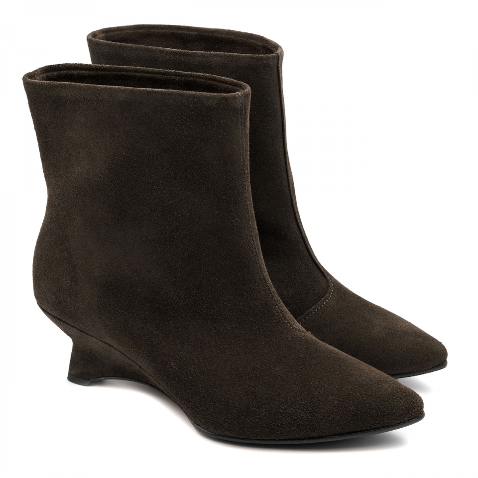 Brązowe welurowe botki na niskiej koturnie 210B