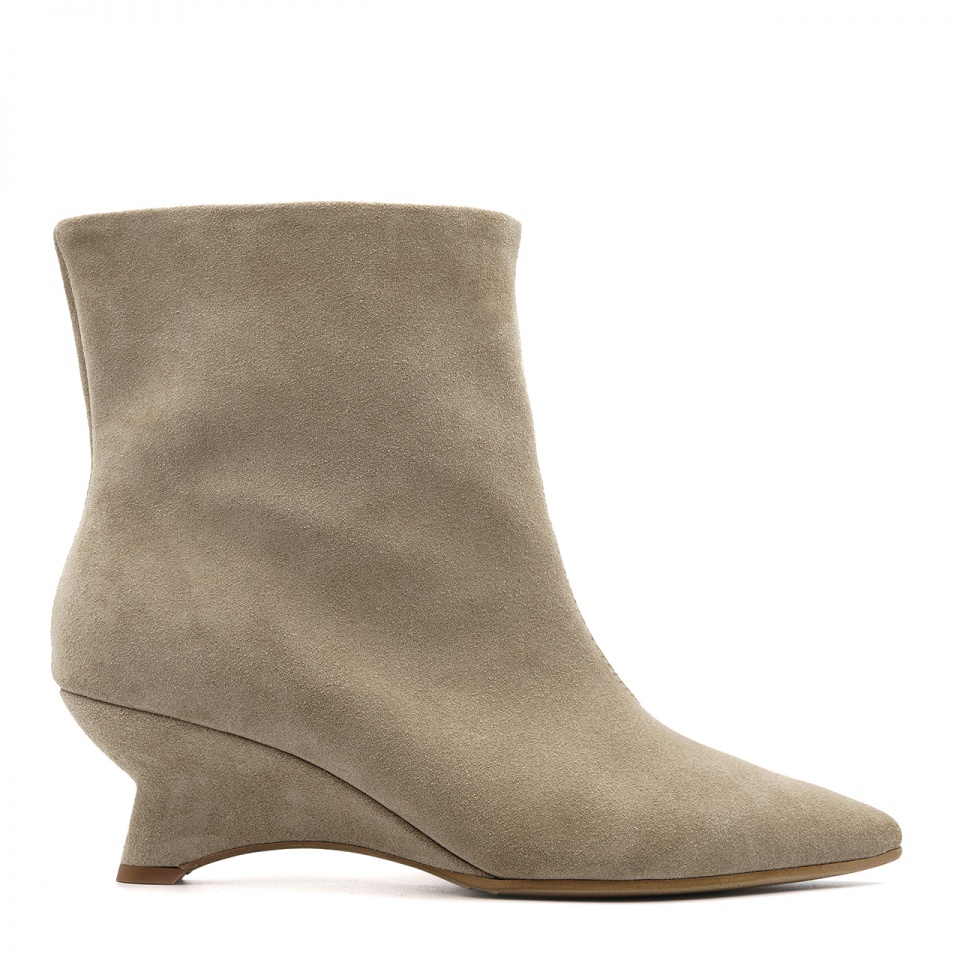 Beżowe welurowe botki na niskiej koturnie 210B